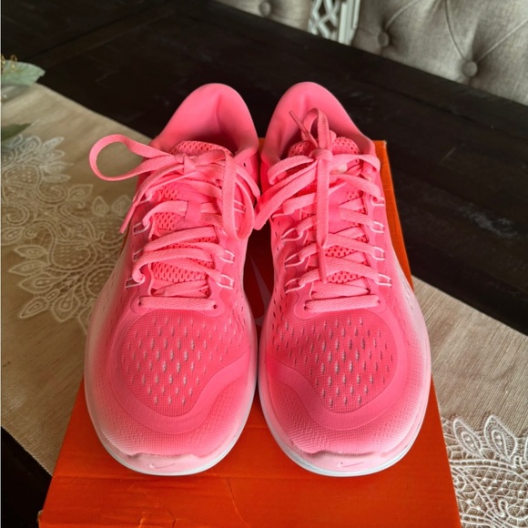 Women’s Nike Size 7.5 - Picture 2 of 4